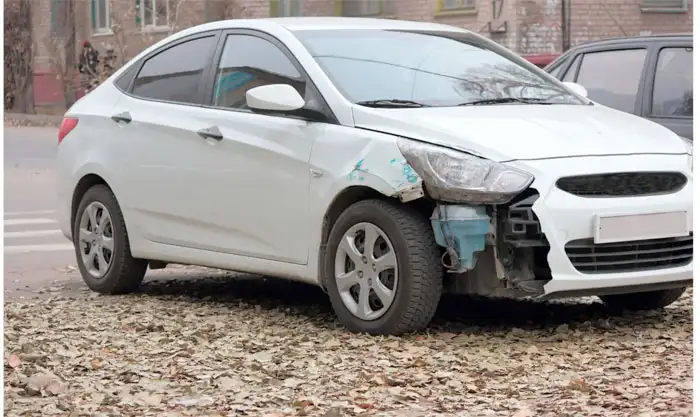 Weiße Limousine mit Motorschaden in Stockach